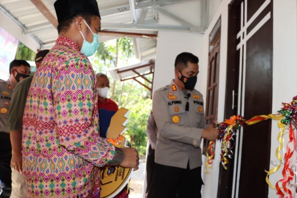 Pengguntingan pita usai bedah rumah 