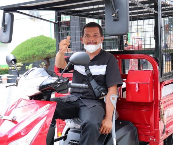 Penyandang disabilitas mendapat bantuan sepeda motor roda tiga dari Dinsos Pekanbaru pada 6 Januari 2022. Foto: Surya/Riau1.