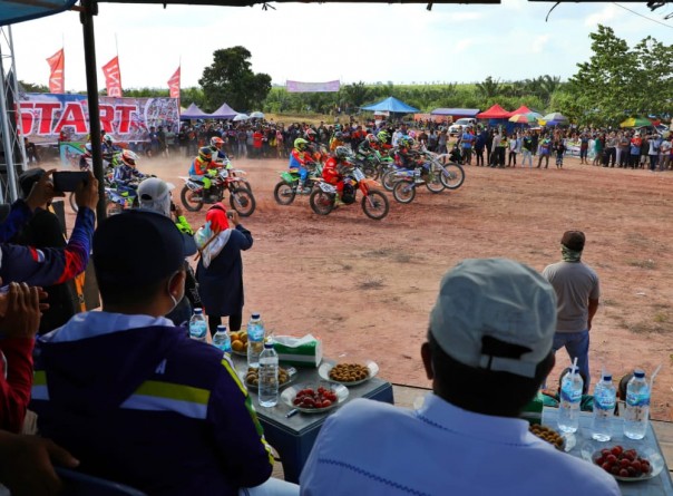 Bupati Alfedri menonton Motocross