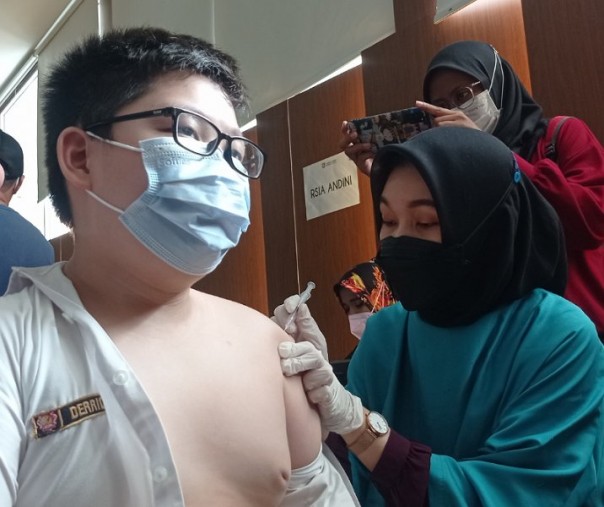 Vaksinasi anak 6-11 tahun digelar massal di Aula SMA Darma Yudha Pekanbaru pekan lalu. Foto: Surya/Riau1.