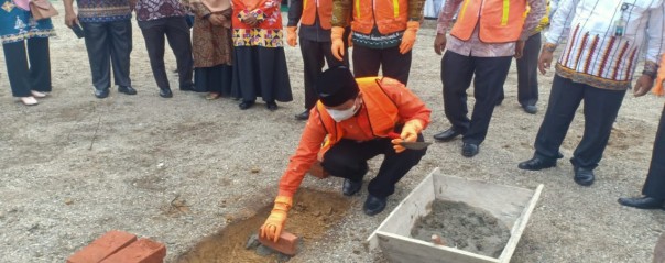 Saat peletakkan batu pertama pembangunan  