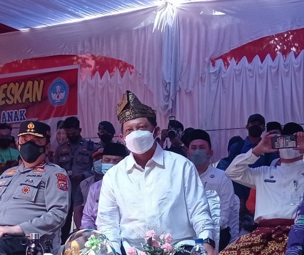 Mendagri Tito Karnavian saat berbincang dengan para camat secara online saat meninjau vaksinasi anak usia 6-11 tahun di SD Negeri 36 Pekanbaru, Jumat (21/1/2022). Foto: Surya/Riau1. 