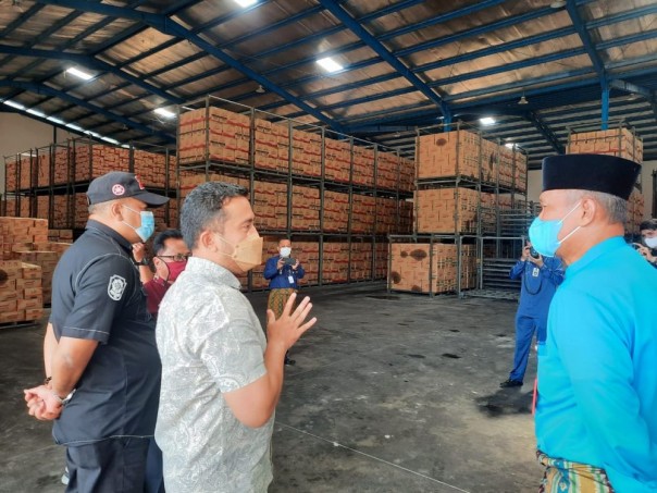 Saat peninjaunan gudang distributor minyak goreng di Pekanbaru