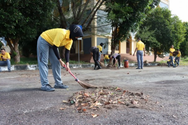 Saat giat Jumat bersih berlangsung 