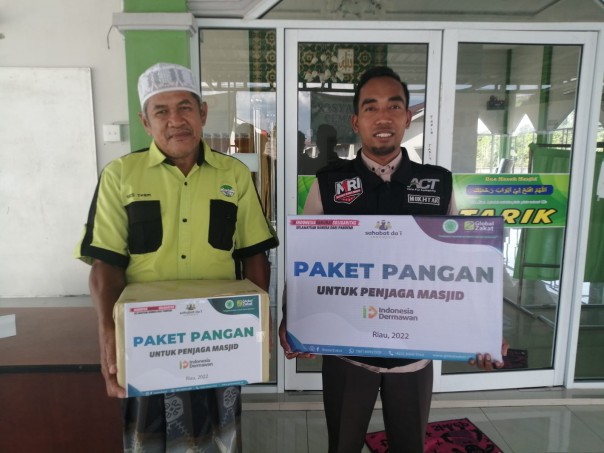 Penyaluran paket pangan