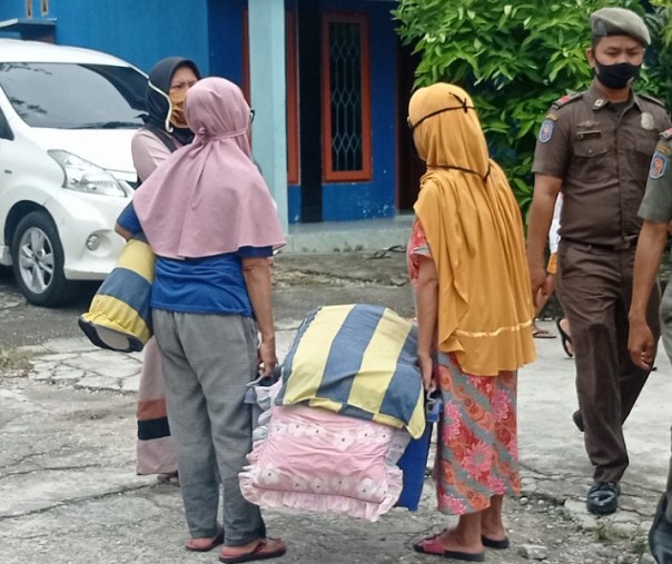 Warga pinggiran Sungai Sail Pekanbaru mengungsi saat banjir tahun lalu. Foto: Surya/Riau1.