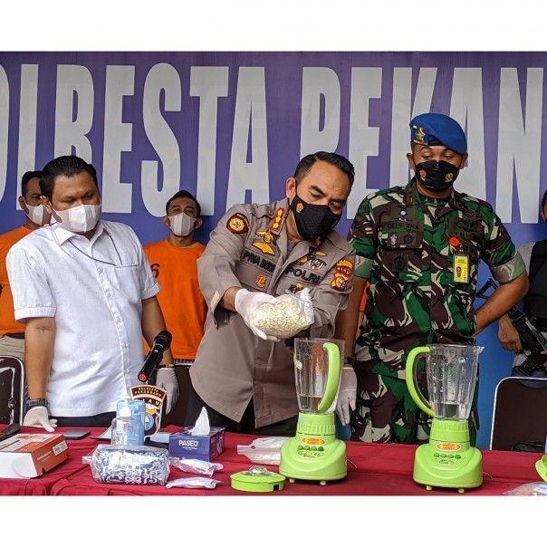 Kapolresta Pekanbaru Kombes Pria Budi memimpin pemusnahan barang bukti Narkoba yang digagalkan peredarannya. 