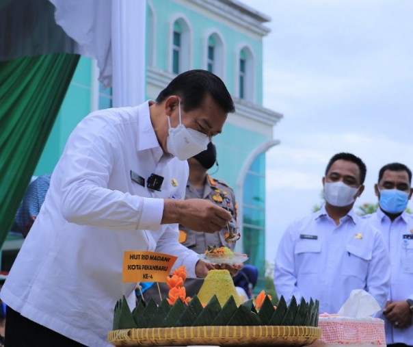 Wali Kota Pekanbaru Firdaus memotong tumpeng dalam HUT ke-4 RSD Madani, Rabu (26/1/2022). Foto: Istimewa.