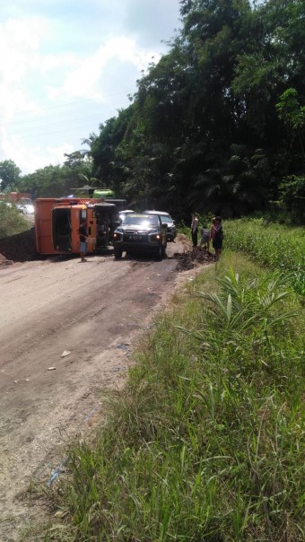 Akibat Jalan Rusak, Lagi Truck Pengangkut Batubara Terguling