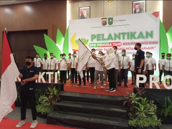 Penyerahan bendera Pataka kepada ketua DPD Pemuda Tani HKTI Provinsi Riau Jaka Saputra oleh ketua umum DPP Pemuda Tani HKTIRina Sa'adah