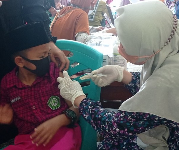 Murid MI Al Ikhwan saat disuntik vaksin, Jumat (28/1/2022). Foto: Surya/Riau1.