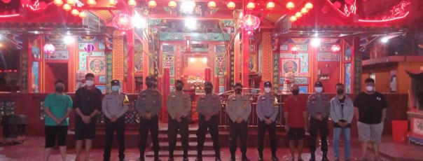 Personel Polres Siak di vihara