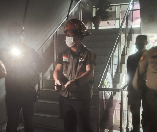 Kepala DPKP Pekanbaru Burhan Gurning bersama pihak kepolisian saat olah TKP kebakaran di Kantor Bappedalitbang Riau, Jalan Gajah Mada, Selasa (1/2/2022). Foto: Istimewa. 