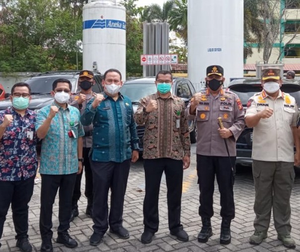 Kepala Dinkes Pekanbaru Dokter Zaini Rizaldy bersama Forkopimda usai meninjau rumah sakit, Kamis (3/2/2022). Foto: Istimewa. 