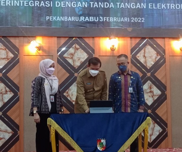 Wali Kota Pekanbaru Firdaus saat melakukan tanda tangan elektronik dalam peluncuran aplikasi Srikandi, Kamis (3/2/2022). Foto: Surya/Riau1.