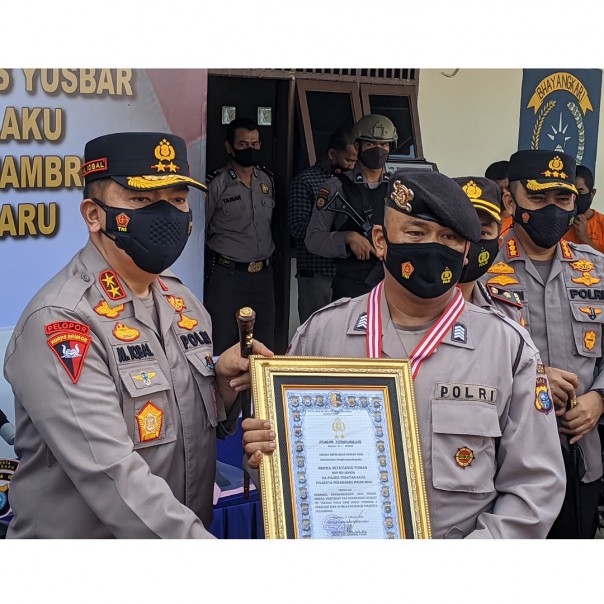 Kapolda Riau Irjen Iqbal datang langsung ke Mapolsek Tenayan Raya, untuk memberikan penghargaan kepada Bripka Oktavianus, polisi heroik yang bekuk 2 jambret.