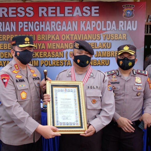 Kapolda Riau Irjen Pol Mohammad Iqbal memberikan penghargaan kepada Bripka Oktavianus di Mapolsek Tenayan Raya, Senin pagi.
