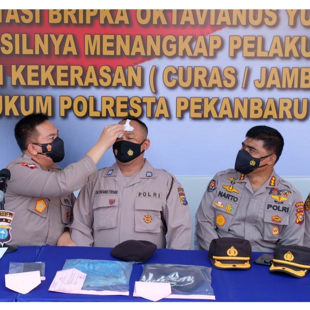 Momen ketika Kapolda Riau Irjen Iqbal menyeka keringat di dahi Bripka Oktavianus Yusbar.