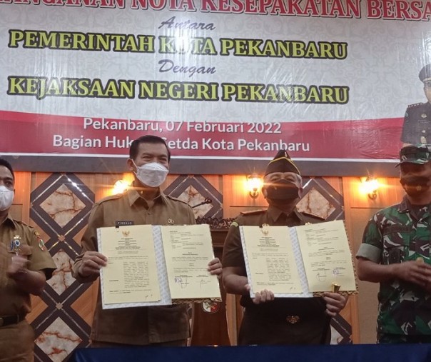 Wali Kota Pekanbaru Firdaus bersama Kajari Teguh Wibowo usai menandatangani MoU di Aula Gedung Utama Kompleks Perkantoran Tenayan Raya, Senin (7/2/2022). Foto: Surya/Riau1.