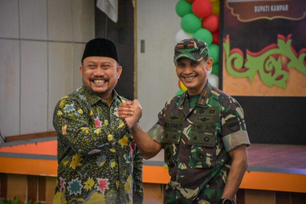  Brigjen TNI M. Syeh Ismed bersama Bupati Kampar, Catur Sugeng