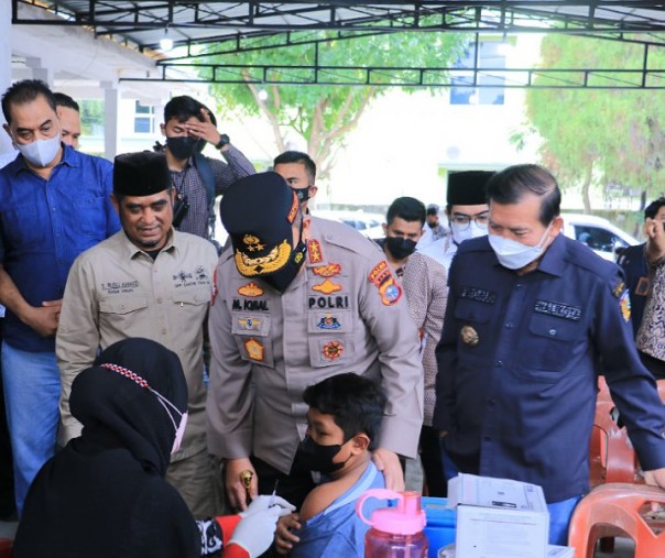 Wali Kota Pekanbaru Firdaus bersama Kapolda Riau Masih Iqbal saat meninjau vaksinasi massal yang digelar PWNU Riau, Minggu (14/2/2022). Foto: Surya/Riau1.