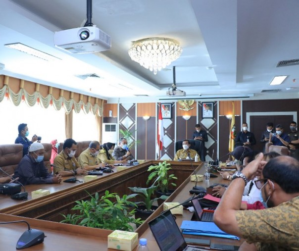 Wali Kota Pekanbaru Firdaus saat memberikan solusi kepada pedagang dan pengelola STC, Senin (14/2/2022). Foto: Istimewa. 