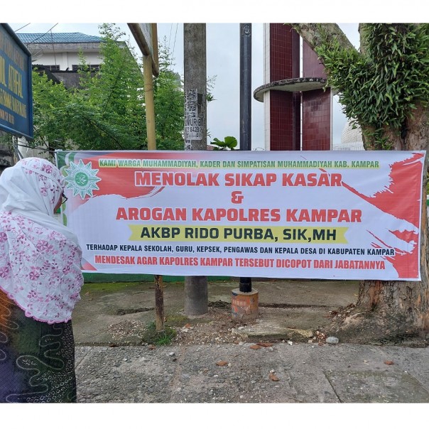 Spanduk yang beredar di grup WhatsApp, menyebut Kapolres Kampar kasar dan arogan.