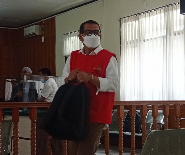 Terdakwa Syafri Harto saat keluar ruang sidang PN Pekanbaru, Selasa (22/2/2022). Foto: Surya/Riau1.
