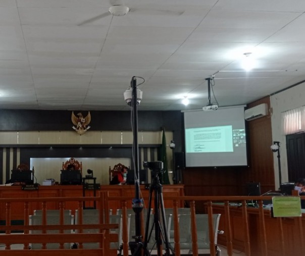 Majelis hakim Pengadilan Tipikor Pekanbaru mendengarkan keterangan Bupati nonaktif Kuansing Andi Putra secara virtual, Kamis (24/2/2022). Foto: Surya/Riau1.
