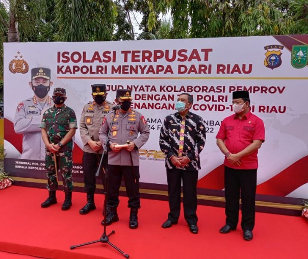 Kapolri Jenderal Listyo Sigit Prabowo mengunjungi lokasi isoter di Asrama Haji Pekanbaru, Kamis (24/2/2022). Foto: Istimewa. 