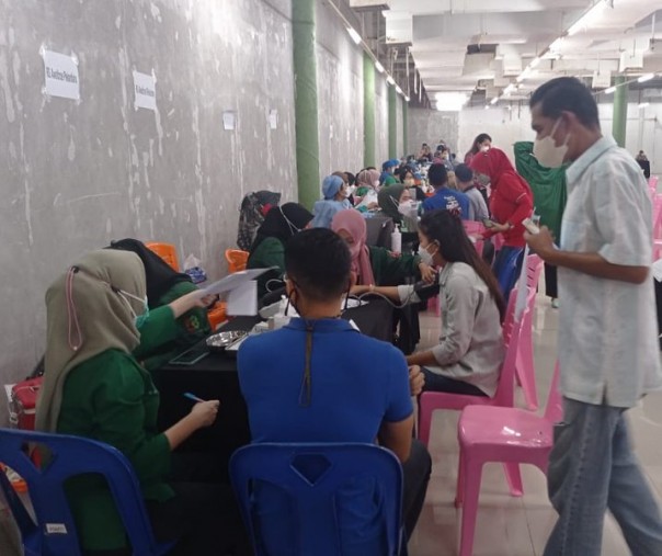 Animo masyarakat cukup tinggi mengikuti vaksinasi massal yang digelar PSMTI Pekanbaru di Mal SKA, Sabtu (26/2/2022). Foto: Surya/Riau1.