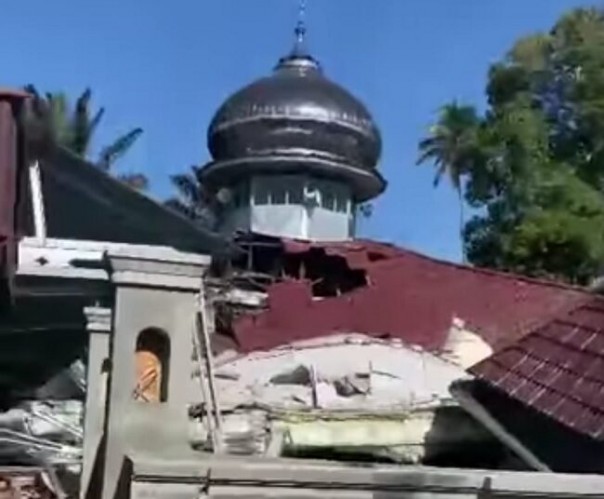 Bangunan yang ambruk akibat gempa