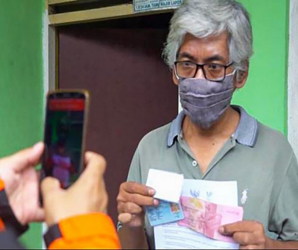 Warga Pekanbaru saat menerima bantuan tunai. Foto: Istimewa.