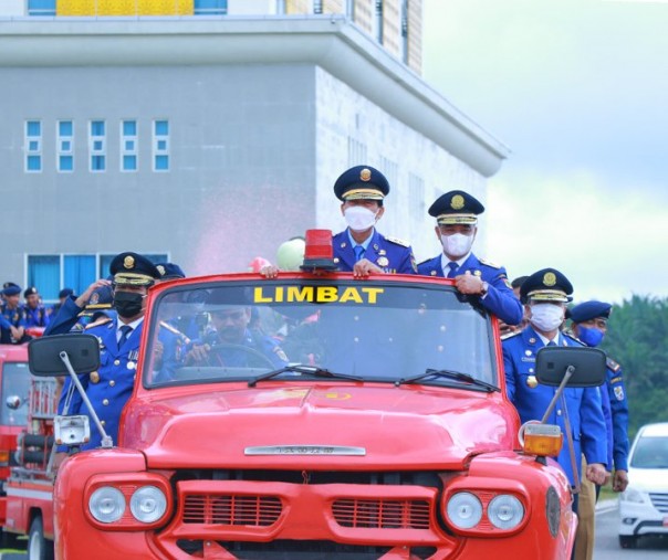 Wali Kota Pekanbaru Firdaus bersama jajarannya saat menumpangi mobil damkar saat HUT ke-103 Pemadam Kebakaran, Selasa (1/3/2022). Foto: Istimewa. 