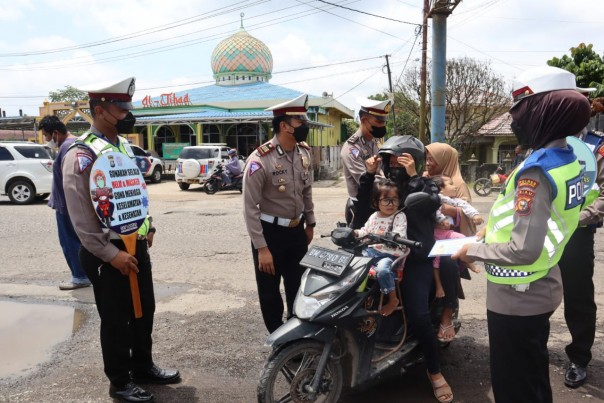 Ops Keselamatan LK 2022, Kapolres Inhu didamping Kasat Lantas Ajak Pengguna Jalan Untuk Vaksinasi