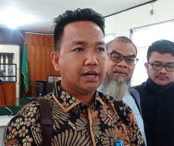 Dodi Fernando bersama rekan-rekannya, penasihat hukum Syafri Harto di PN Pekanbaru, Selasa (8/3/2022). Foto: Surya/Riau1.