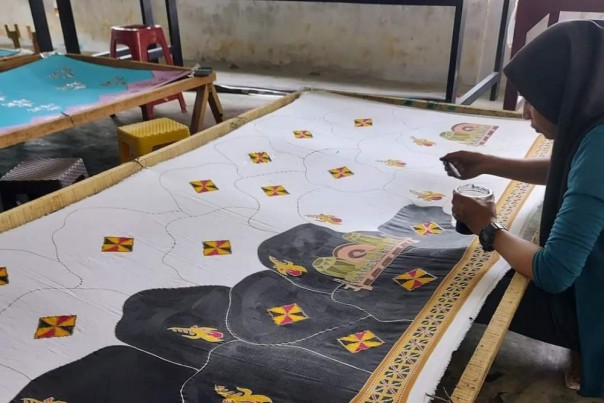 Batik, salah satu karya ekonomi kreatif di Kuansing 
