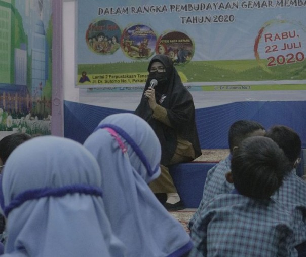 Anak-anak TK IT Almahira saat mendengarkan dogeng dari petugas Perpustakaan Tenas Effendy. Foto: Istimewa. 