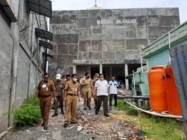 Saat peninjauan Masjid yang akan dibantu