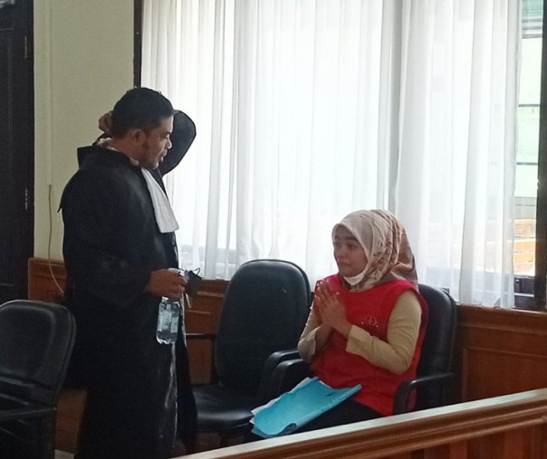 Dwi Harida Putri alias Putri usai menjalani persidangan di Pengadilan Negeri Pekanbaru, Kamis (17/3/2022). Foto: Surya/Riau1.