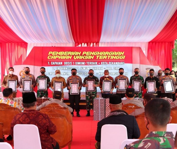Wali Kota Pekanbaru Firdaus bersama pejabat Kabupaten Siak, Indragiri Hilir, dan Kuantan Singingi menerima penghargaan vaksinasi tertinggi dari Kapolda Riau Irjen M Iqbal di Kampus Pascasarjana UNRI, Kamis (24/3/2022). Foto: Istimewa. 