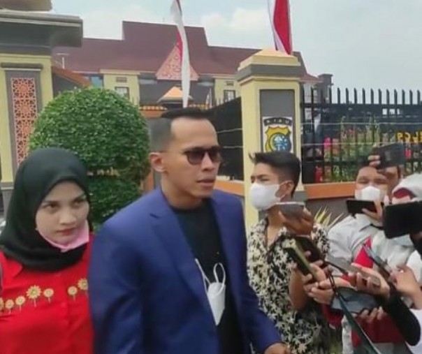 Gisella Kartika, mantan istri Agung Nugroho saat didampingi kuasa hukumnya di gerbang Mapolda Riau, Jumat (25/3/2022). Foto: Istimewa. 