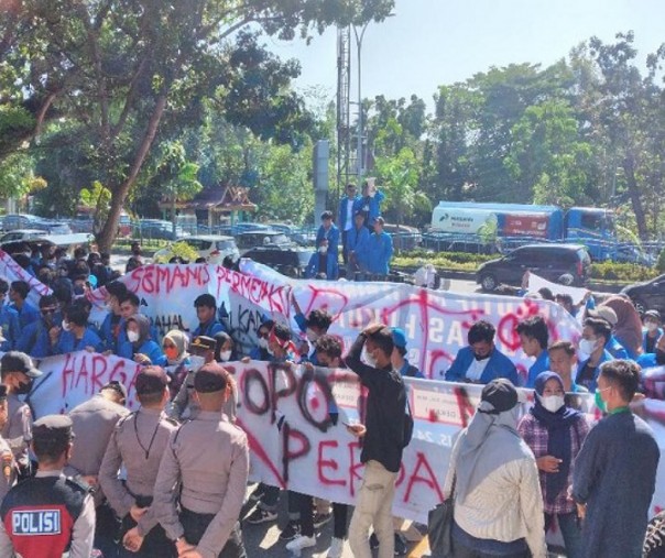 Aksi unjuk rasa mahasiswa di depan gerbang DPRD Riau, Senin (28/3/2022). Foto: Istimewa. 