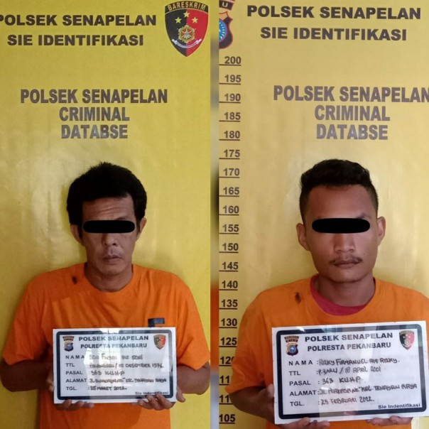 Kedua tersangka usai diamankan di Polsek Senapelan, Kota Pekanbaru.