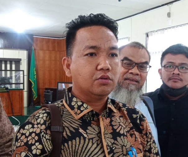 Dodi Fernando dan tim penasihat hukum Dekan Nonaktif FISIP UNRI Syafri Harto di PN Pekanbaru. Foto: Surya/Riau1.