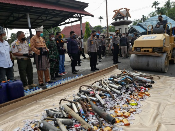 Jelang Ramadhan, Polres Inhil Musnahkan Ratusan Botol Miras dan Knalpot Brong