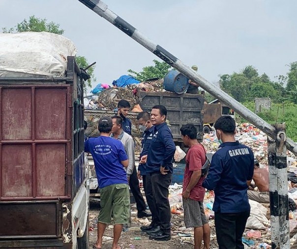 Tim Gakkum DLHK Pekanbaru saat menemukan angkutan sampah ilegal di kawasan Labersa. Foto: Istimewa. 