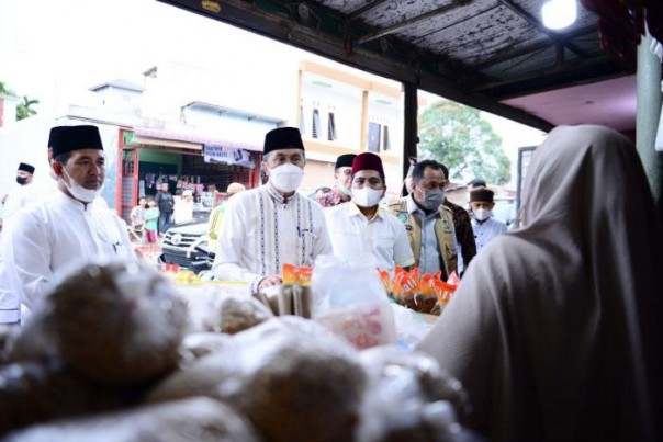 Gubri tinjau pasar murah di Pelalawan