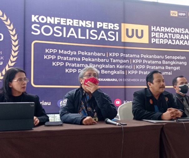 Jajaran Kanwil DJP Riau saat sosialisasi UU HPP di Pekanbaru. Foto: Surya/Riau1.