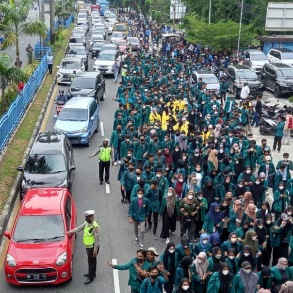 Lalu lintas macet di depan DPRD Riau